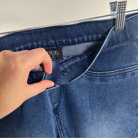 NWT Medium Wash Denim Mid-Rise Frayed Edge Leggings - Hue Studio - Picture 4 of 13